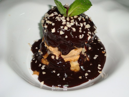 Restaurante en Torrent (Valencia) Hojaldre con helado de turrón de Xixona y chocolate caliente
